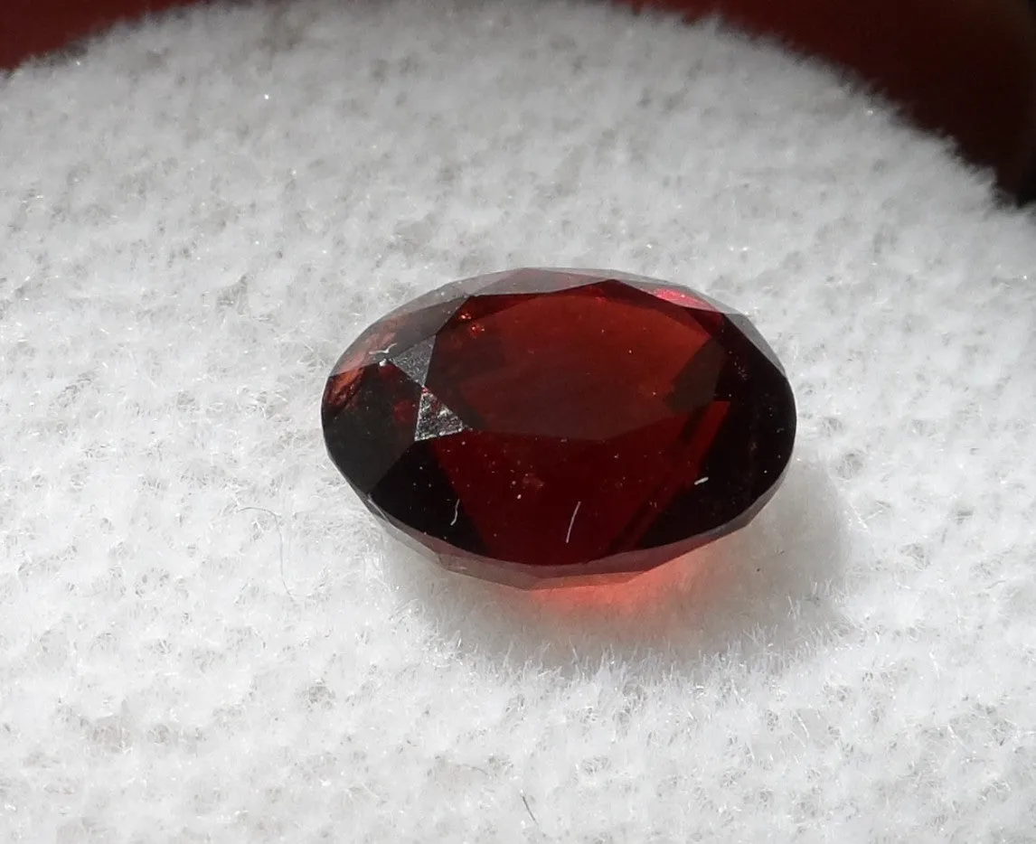 2.86 CTS. SPARKLING DEEP RED/ORANGE OVAL CUT MONTANA GARNET