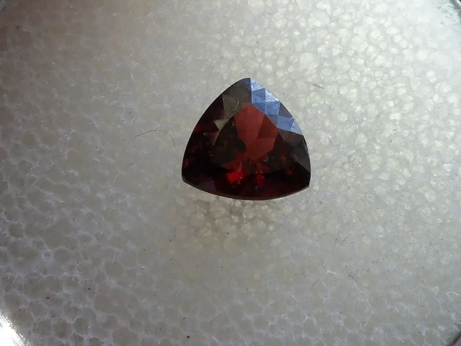 .77CT. BEAUTIFUL BLOOD RED/ORANGE TRILLION CUT MONTANA GARNET