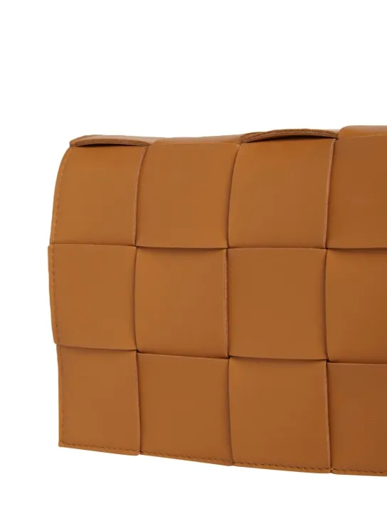 Bottega Veneta   Medium Cassette leather crossbody bag 