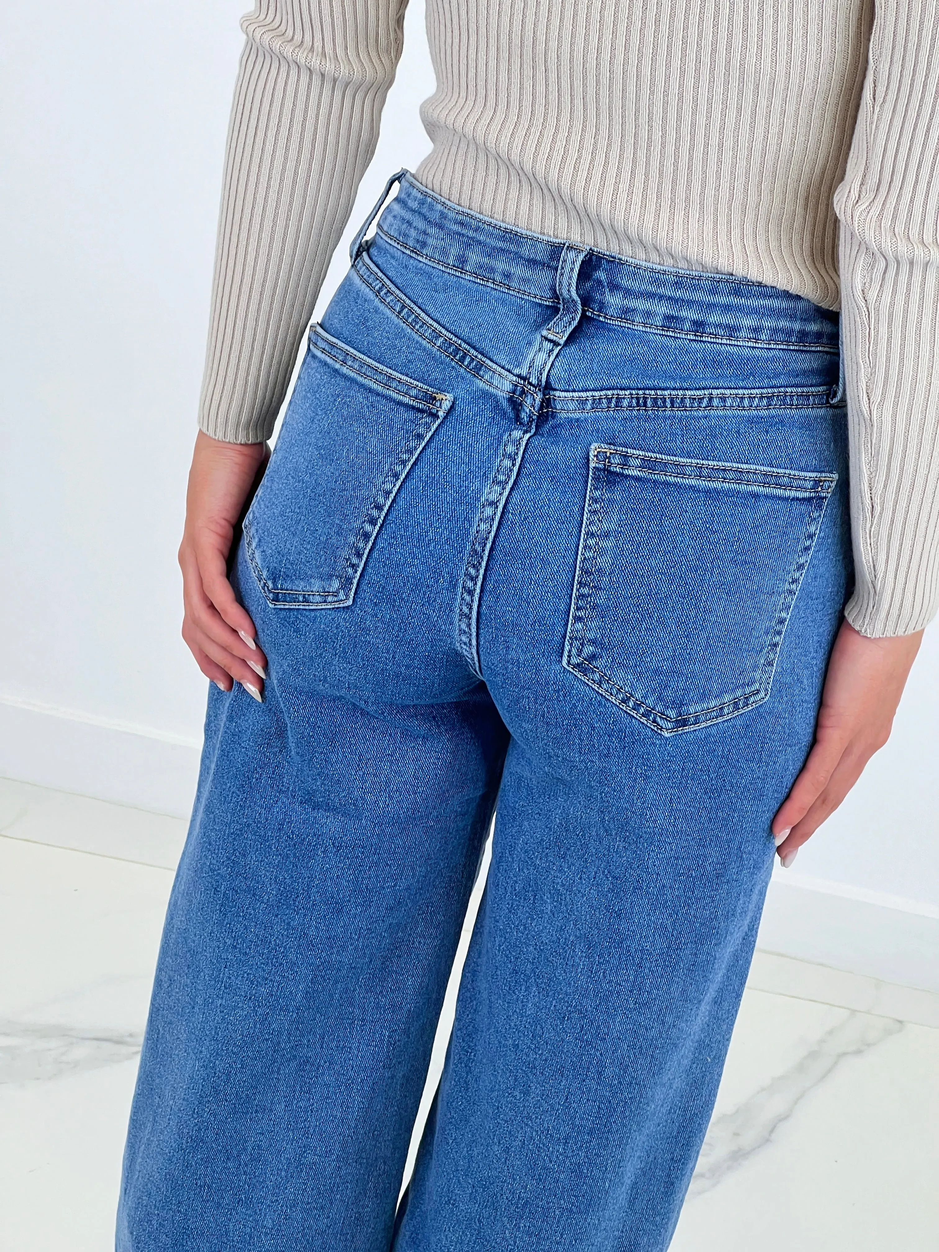 Jeans wide leg bajo sin costura