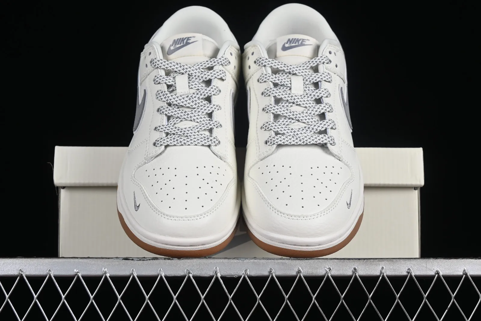 Supreme x Nike SB Dunk Low Off White Grey Gum XH0923-338